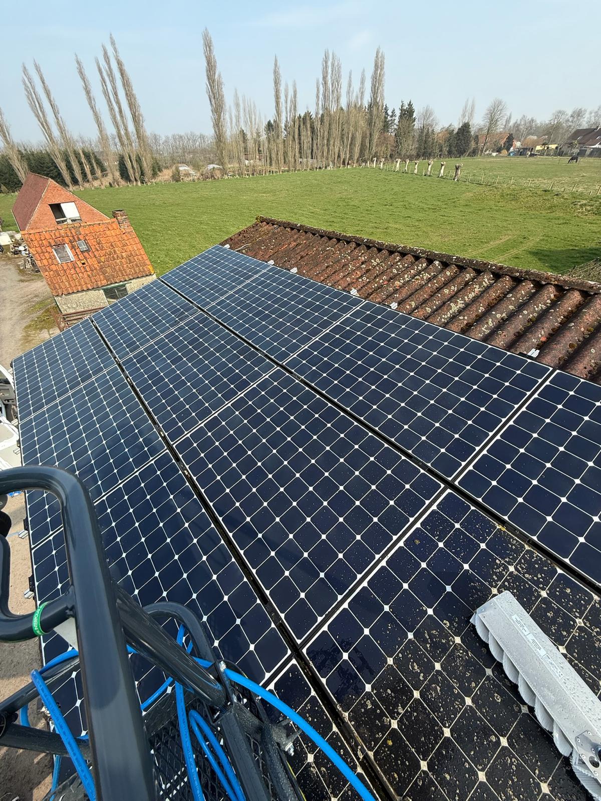 Zonnepanelen reinigen met een borstel vanaf een hoogwerker