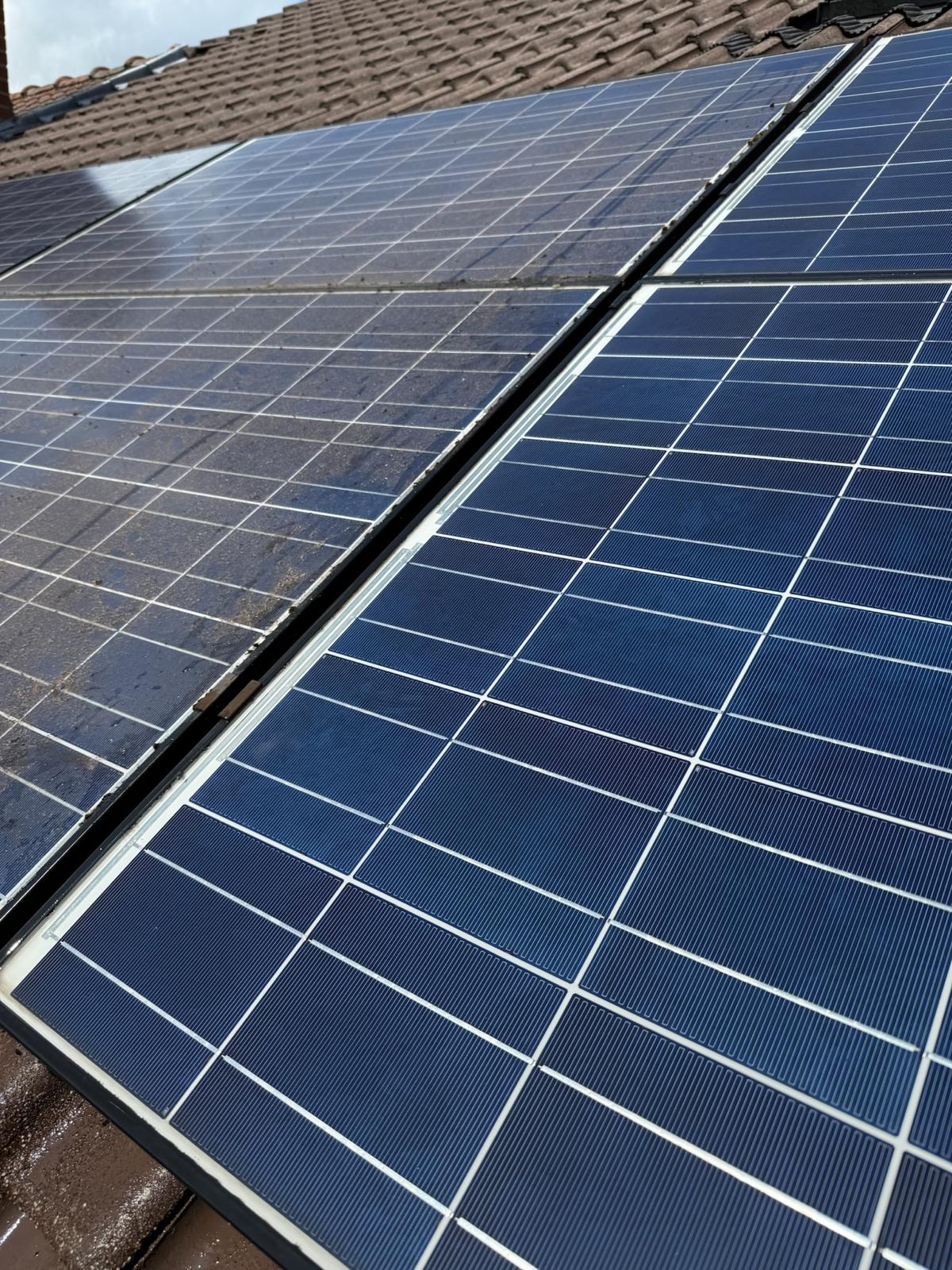 Vergelijking tussen vervuilde en gereinigde zonnepanelen